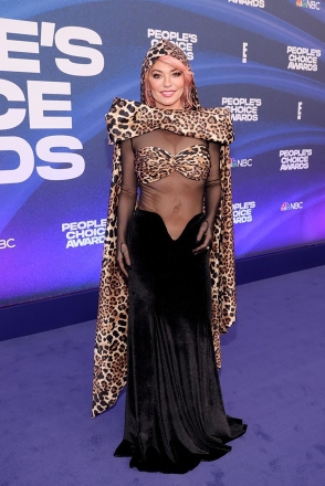 2022 PEOPLE'S CHOICE AWARDS -- Pictured: Shania Twain arrives to the 2022 People's Choice Awards held at the Barker Hangar on December 6, 2022 in Santa Monica, California. --  (Photo by Chris Polk/E! Entertainment/NBC)